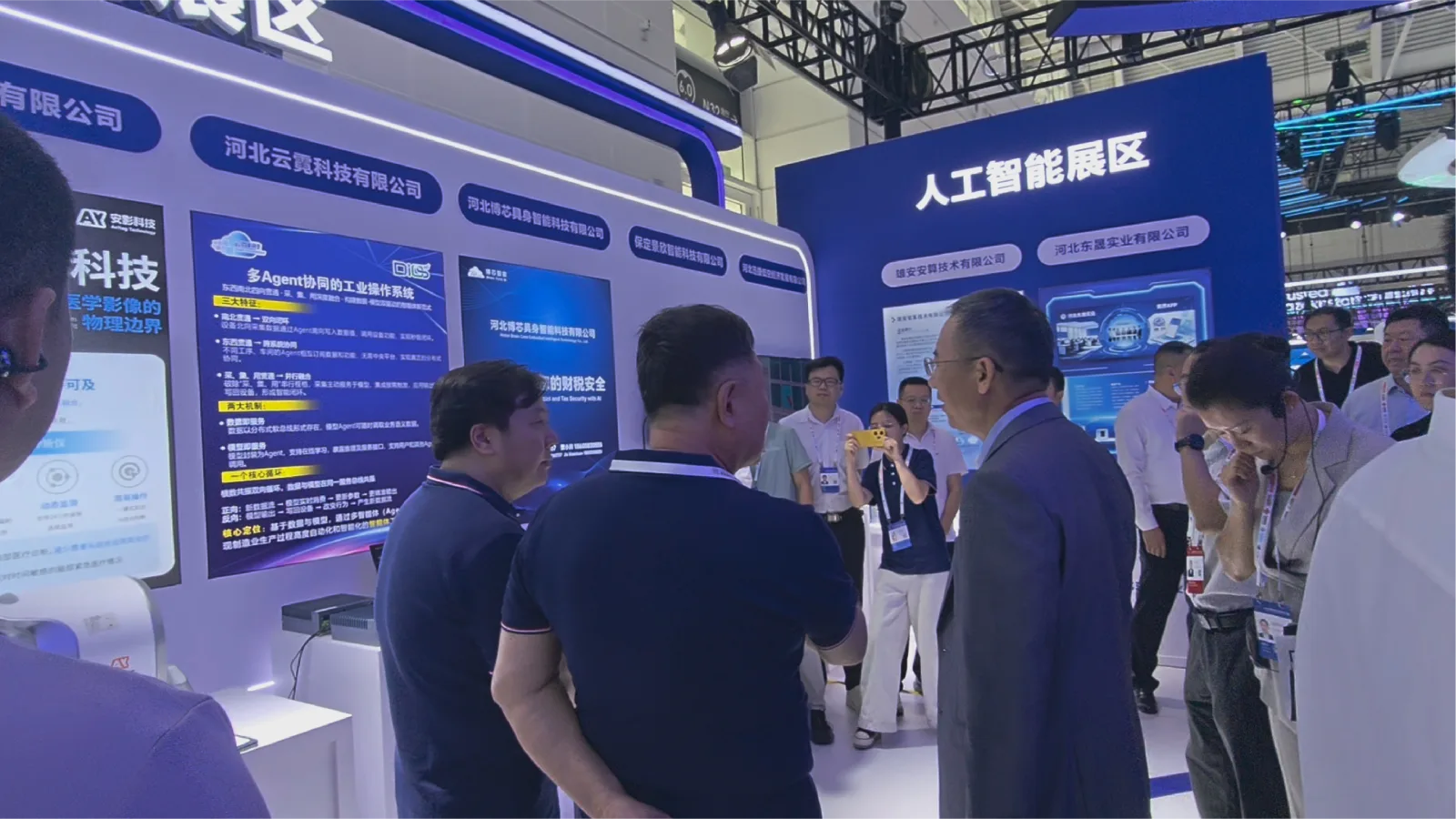 云霓科技在世界智能产业博览会人工智能展区交流